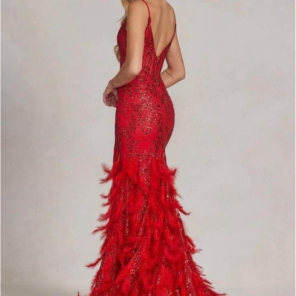 Size Small, fits like a 4. Very good condition, wore for 2 hours. $250 obo - Picture 3 of 3